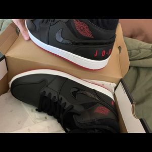 (SOLD) Air Jordan 1 Mid Black university